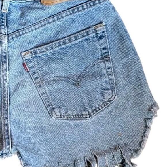 Vtg Levis 565 Cut Off Jean Shorts Student Women 28 Distressed Light Denim 90s - Picture 5 of 12